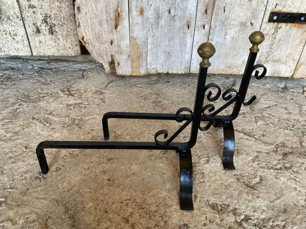 Paire de Chenets Cheminée Fer Forgé Volutes + Têtes Boule Laiton Vinta