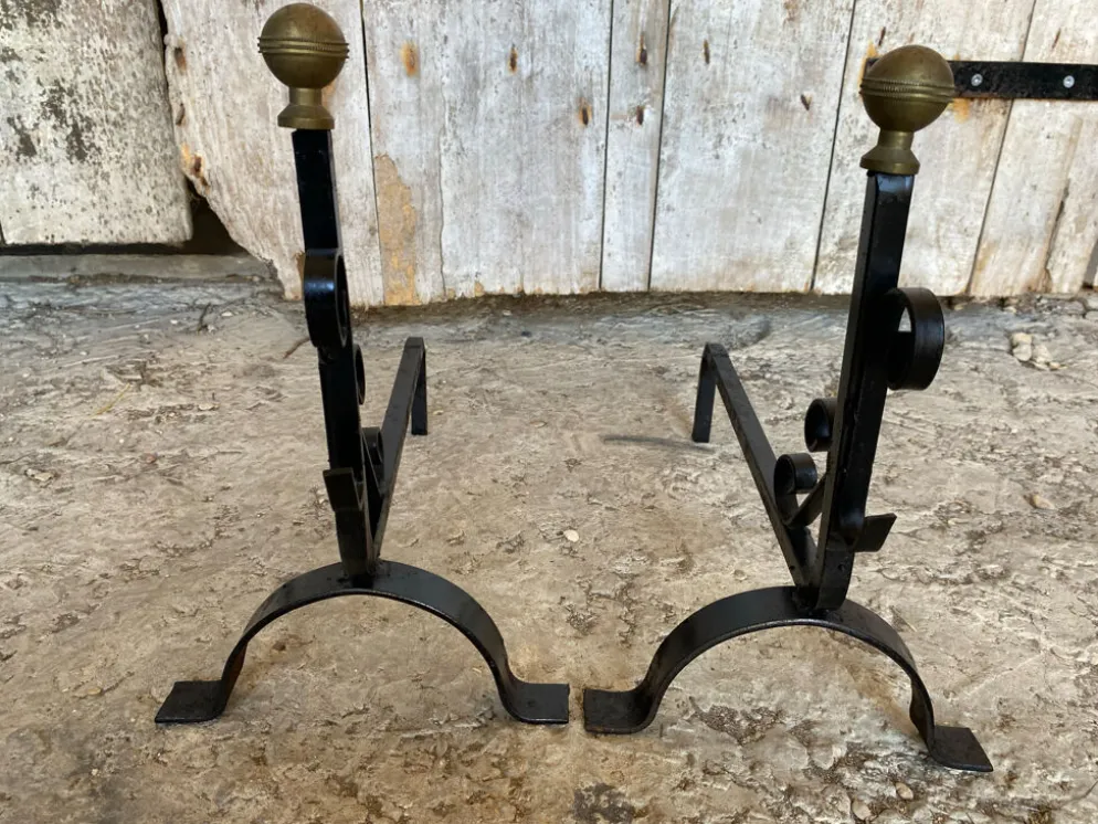 Paire de Chenets Cheminée Fer Forgé Volutes + Têtes Boule Laiton Vinta
