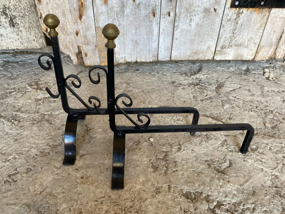 Paire de Chenets Cheminée Fer Forgé Volutes + Têtes Boule Laiton Vinta