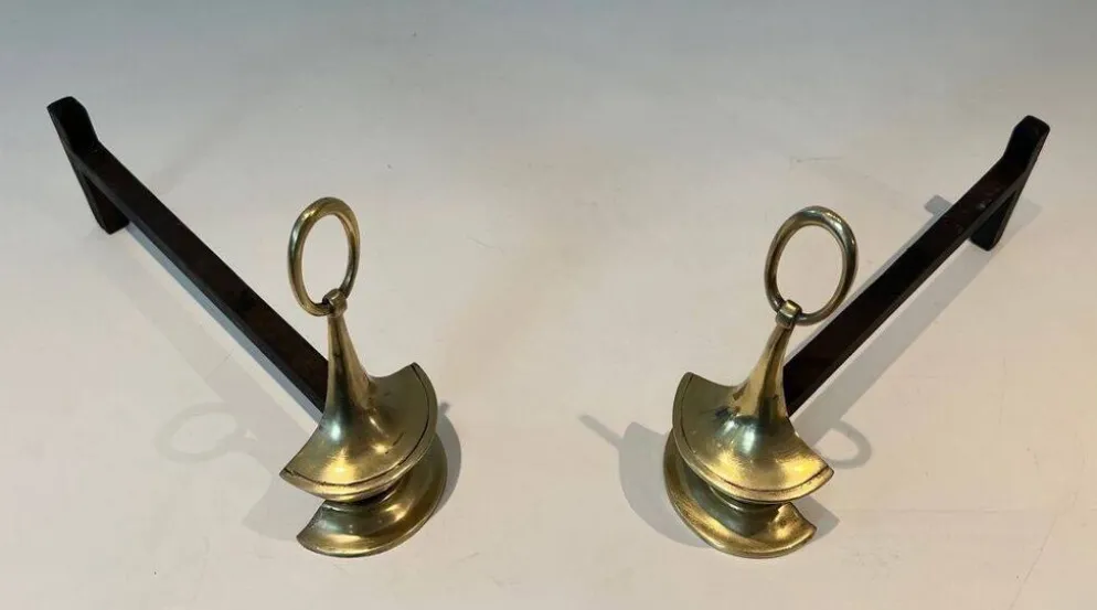 Paire de chenets en bronze de style néoclassique en forme de lampe à huile
