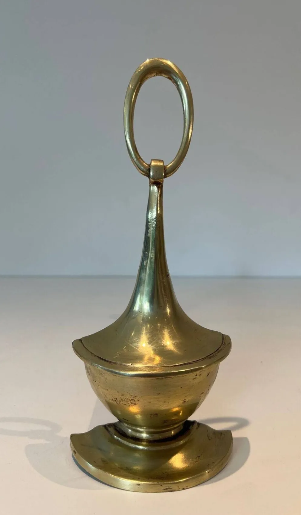 Paire de chenets en bronze de style néoclassique en forme de lampe à huile