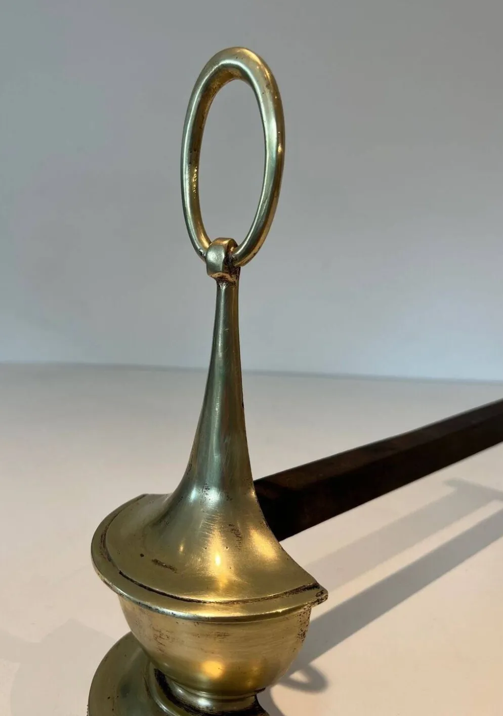 Paire de chenets en bronze de style néoclassique en forme de lampe à huile