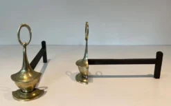 Paire de chenets en bronze de style néoclassique en forme de lampe à huile