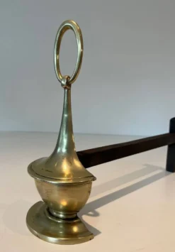 Paire de chenets en bronze de style néoclassique en forme de lampe à huile