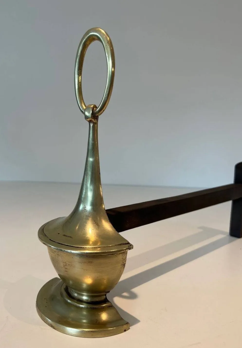 Paire de chenets en bronze de style néoclassique en forme de lampe à huile