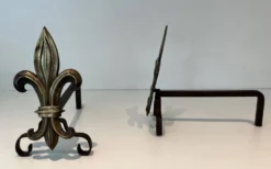 Paire de chenets en bronze et fer forgé fleur de lys, France
