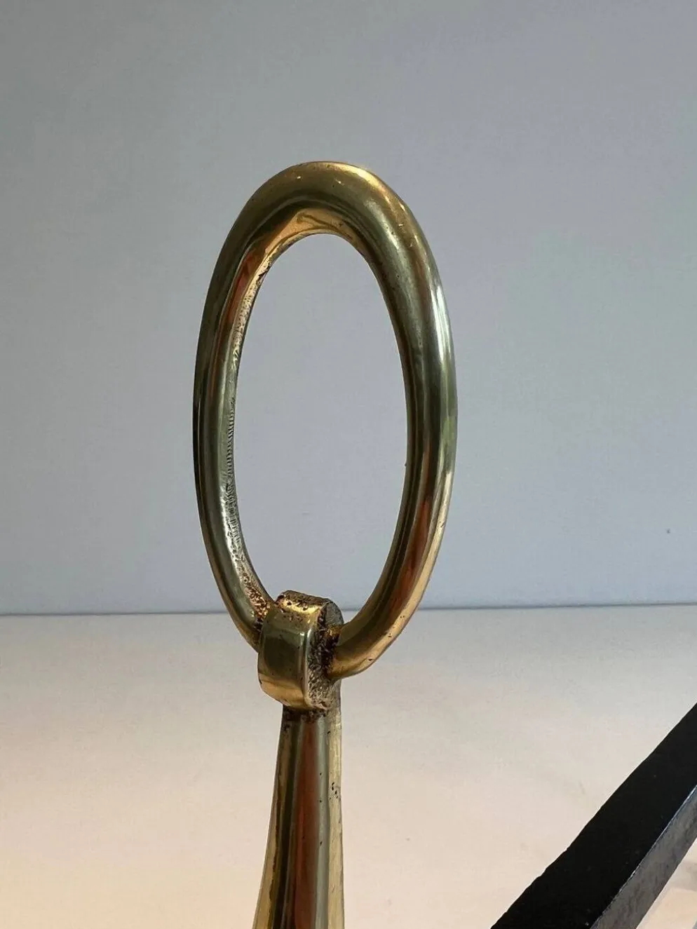Paire de Chenets en Bronze Néoclassiques en Forme de Lampes Antiques à Anne