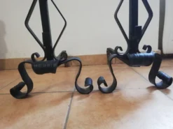 Paire de chenets en fer forgé et boule en laiton.