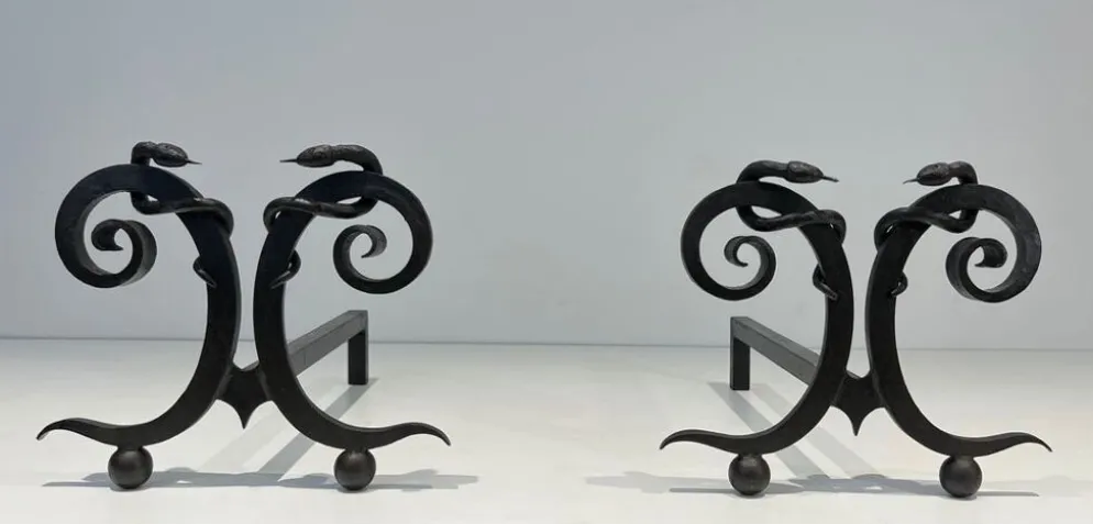 Paire de Chenets en Fer Forgé Modèle aux Serpents dans le Goût d’Edgar Bran