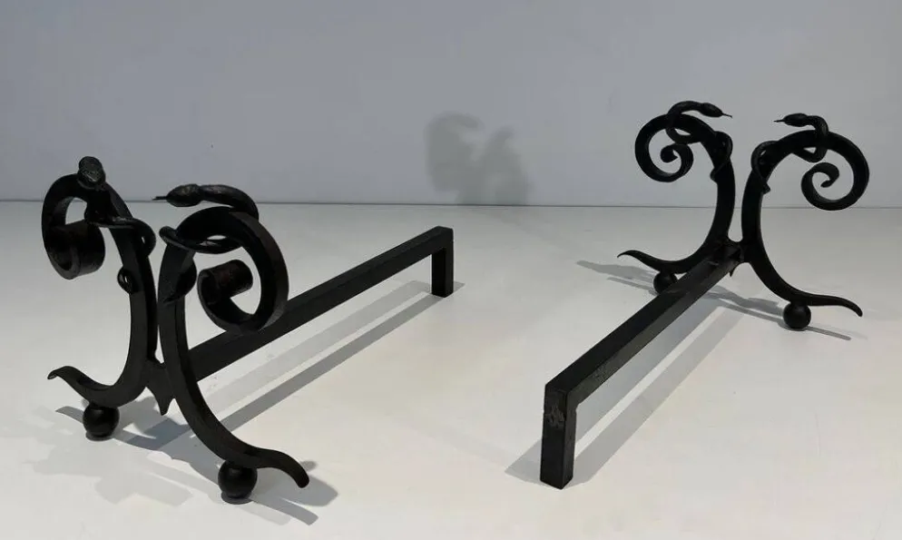 Paire de Chenets en Fer Forgé Modèle aux Serpents dans le Goût d’Edgar Bran