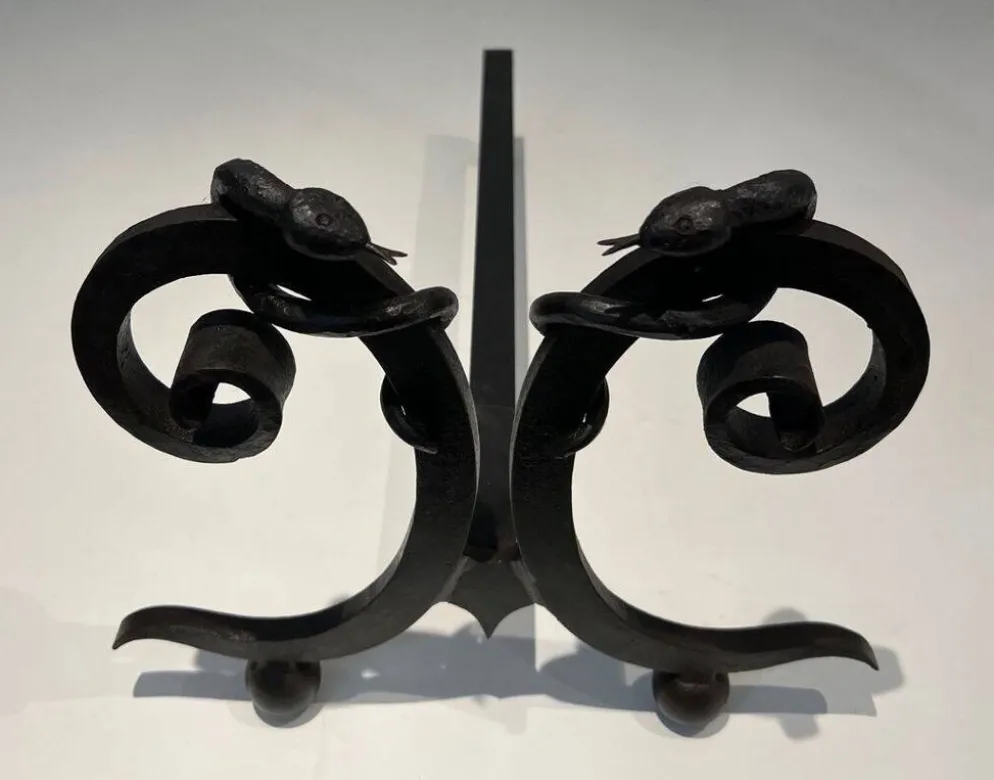 Paire de Chenets en Fer Forgé Modèle aux Serpents dans le Goût d’Edgar Bran