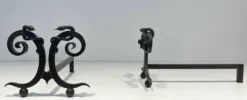 Paire de Chenets en Fer Forgé Modèle aux Serpents dans le Goût d’Edgar Bran