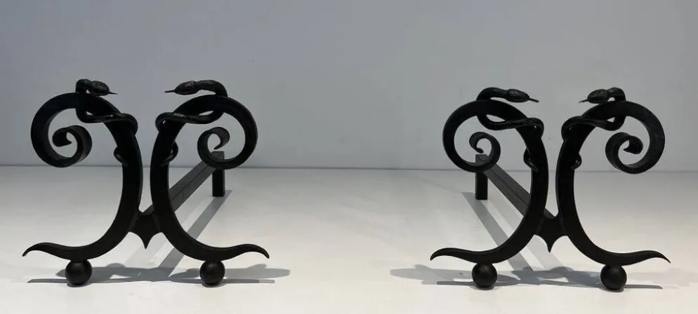 Paire de Chenets en Fer Forgé Modèle aux Serpents dans le Goût d’Edgar Bran