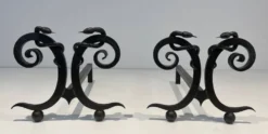 Paire de Chenets en Fer Forgé Modèle aux Serpents dans le Goût d’Edgar Bran