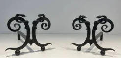 Paire de Chenets en Fer Forgé Modèle aux Serpents dans le Goût d’Edgar Bran