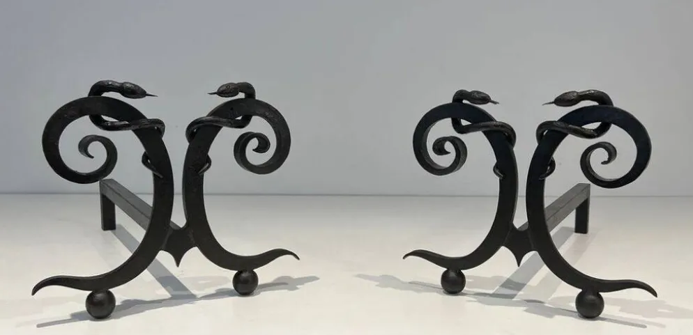 Paire de Chenets en Fer Forgé Modèle aux Serpents dans le Goût d’Edgar Bran