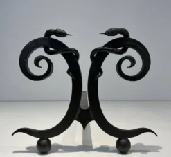 Paire de Chenets en Fer Forgé Modèle aux Serpents dans le Goût d’Edgar Bran