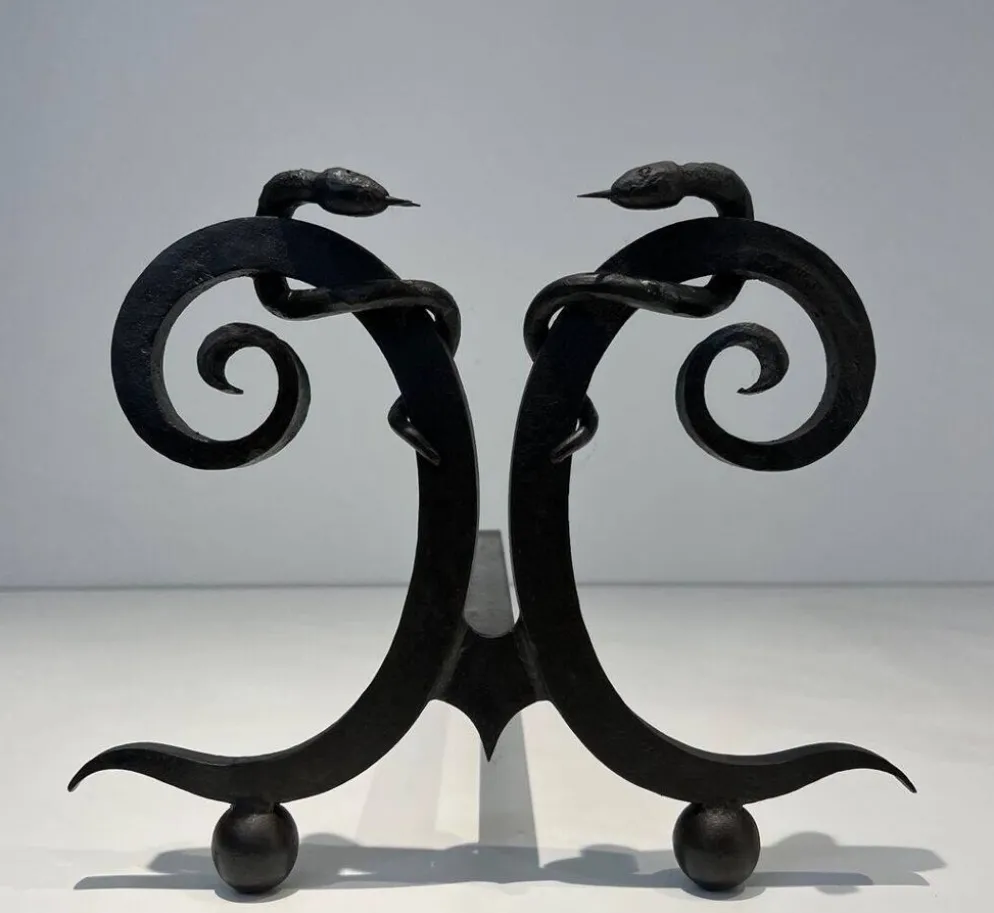 Paire de Chenets en Fer Forgé Modèle aux Serpents dans le Goût d’Edgar Bran
