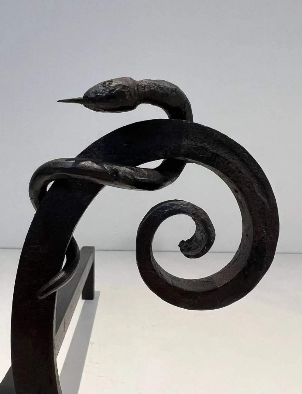 Paire de Chenets en Fer Forgé Modèle aux Serpents dans le Goût d’Edgar Bran