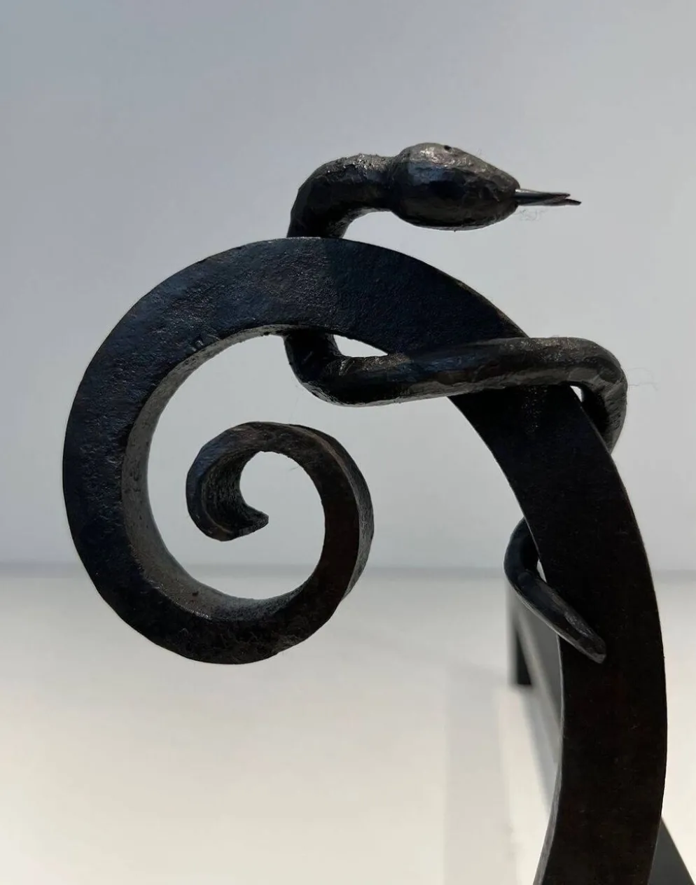 Paire de Chenets en Fer Forgé Modèle aux Serpents dans le Goût d’Edgar Bran