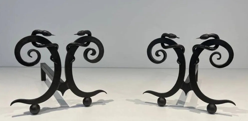Paire de Chenets en Fer Forgé Modèle aux Serpents dans le Goût d’Edgar Bran