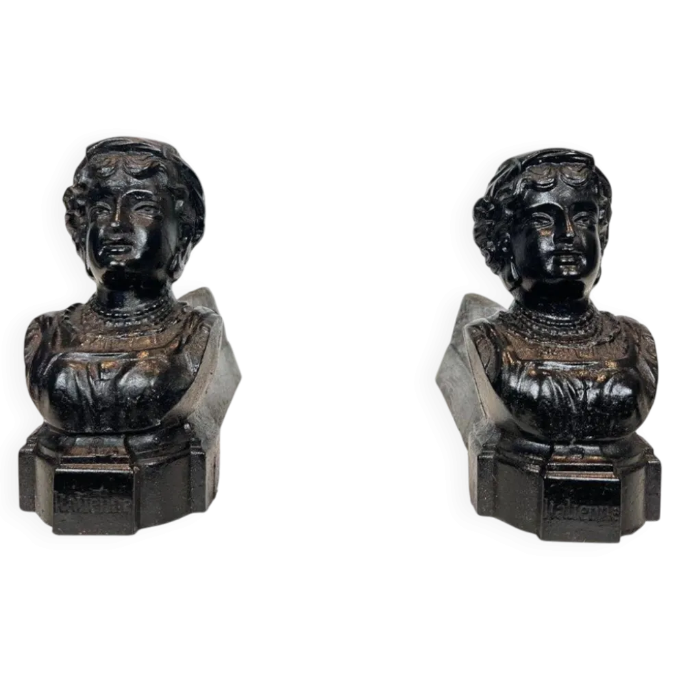 Paire de Chenets en Fonte à Bustes Portraits d’une « Italienne ». France. V