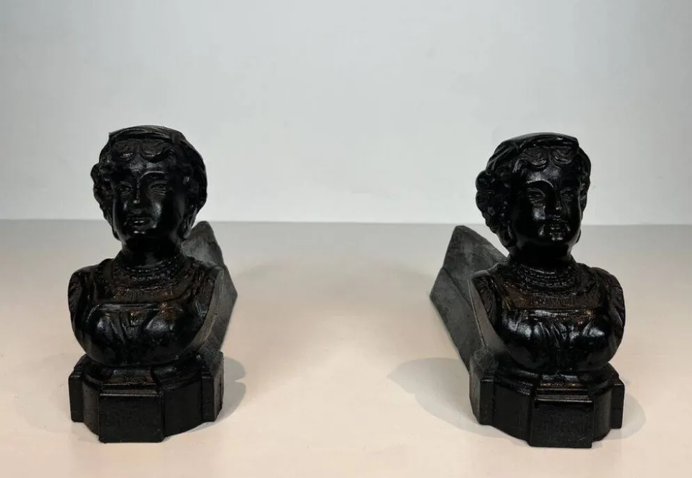 Paire de Chenets en Fonte à Bustes Portraits d’une « Italienne ». France. V