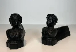 Paire de Chenets en Fonte à Bustes Portraits d’une « Italienne ». France. V