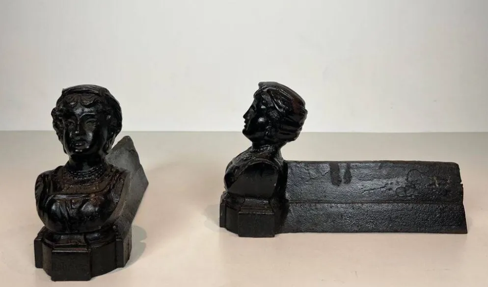Paire de Chenets en Fonte à Bustes Portraits d’une « Italienne ». France. V