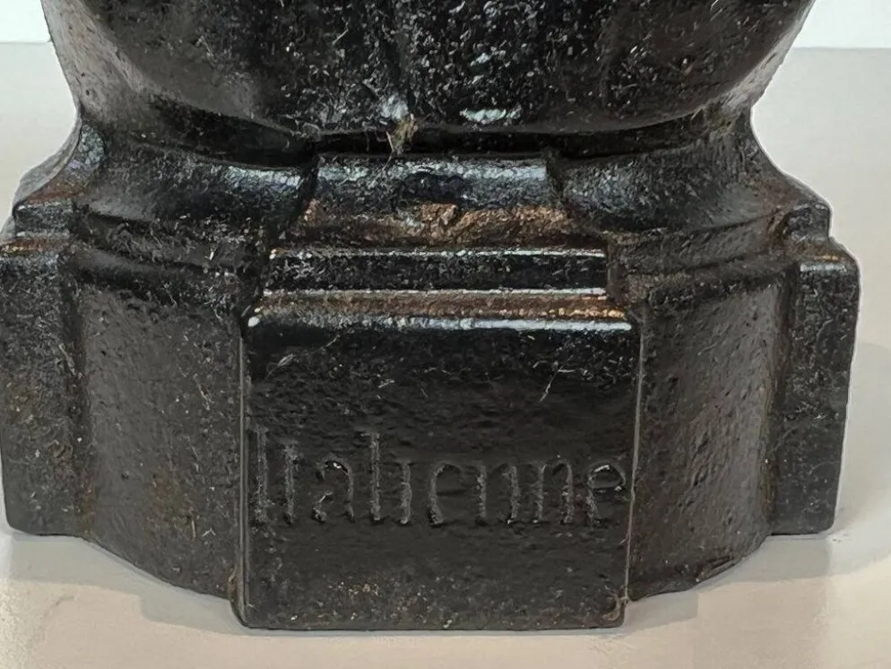 Paire de Chenets en Fonte à Bustes Portraits d’une « Italienne ». France. V