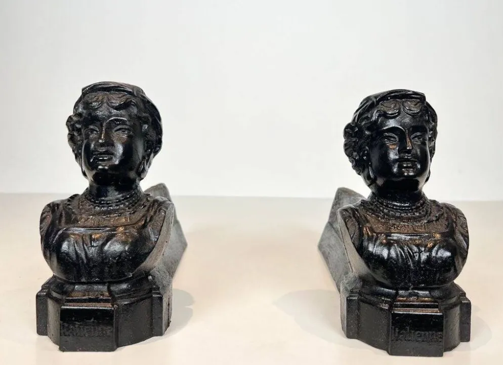 Paire de Chenets en Fonte à Bustes Portraits d’une « Italienne ». France. V