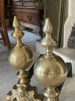 Paire de chenets en laiton
