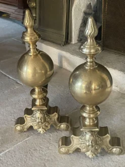 Paire de chenets en laiton