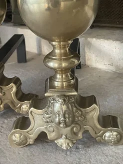 Paire de chenets en laiton