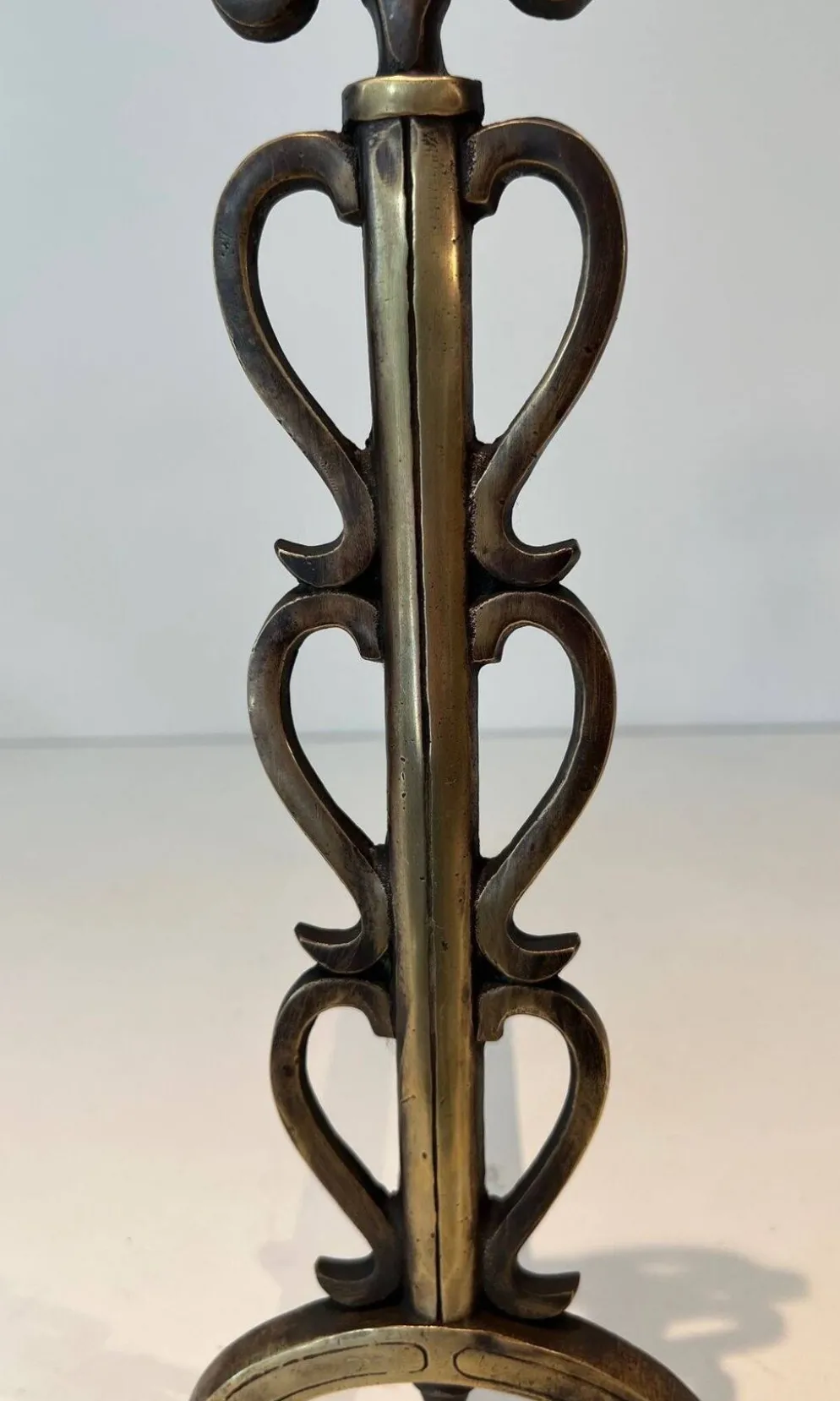 Paire de Chenets en Laiton et Fer Forgé à Colonnes de Volutes et Bases Arqu