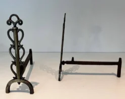 Paire de Chenets en Laiton et Fer Forgé à Colonnes de Volutes et Bases Arqu