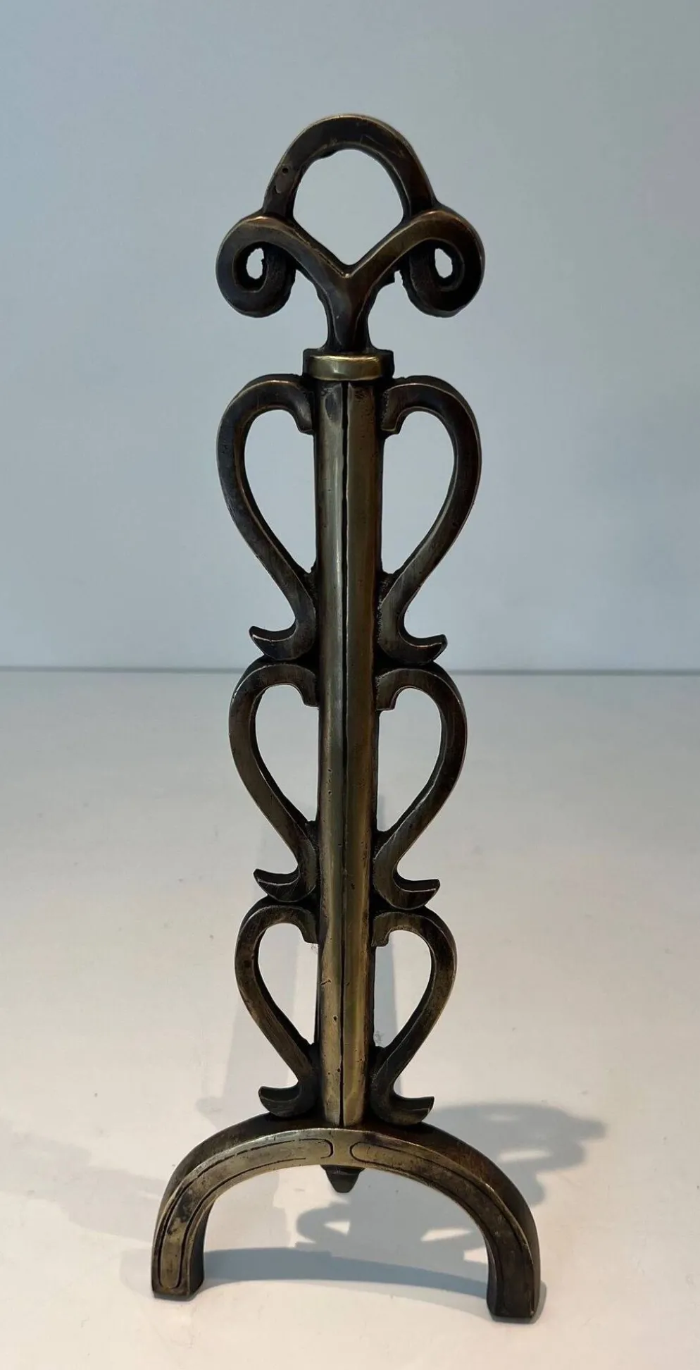Paire de Chenets en Laiton et Fer Forgé à Colonnes de Volutes et Bases Arqu