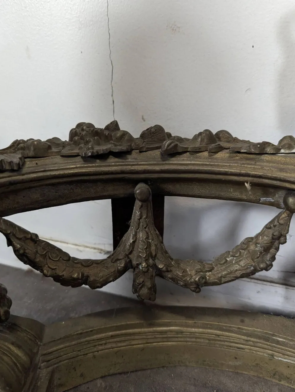 Paire de chenets Louis XVI en bronze aux pots à feu