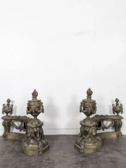 Paire de chenets Louis XVI en bronze aux pots à feu