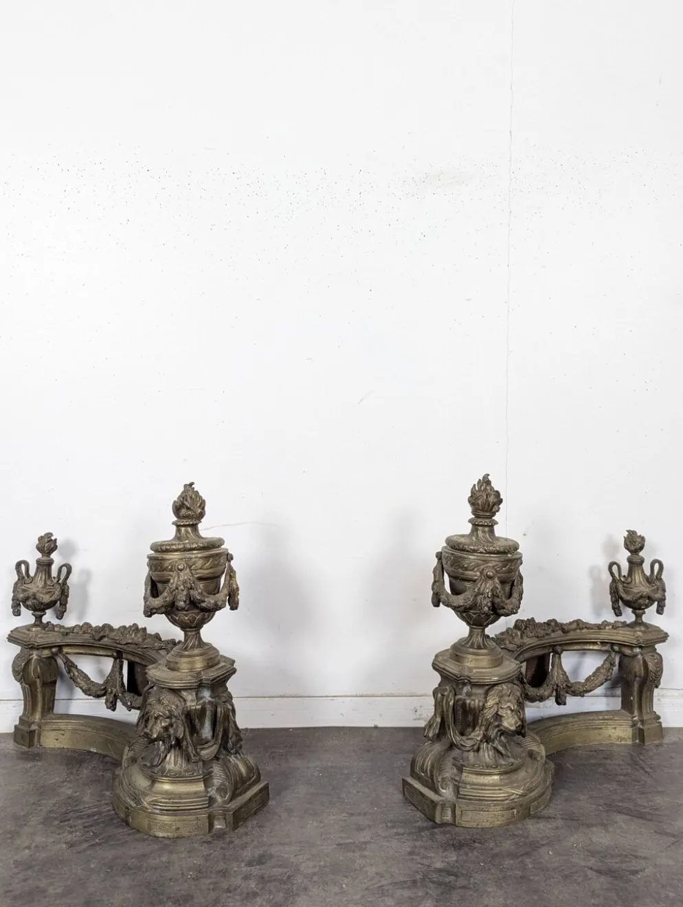 Paire de chenets Louis XVI en bronze aux pots à feu