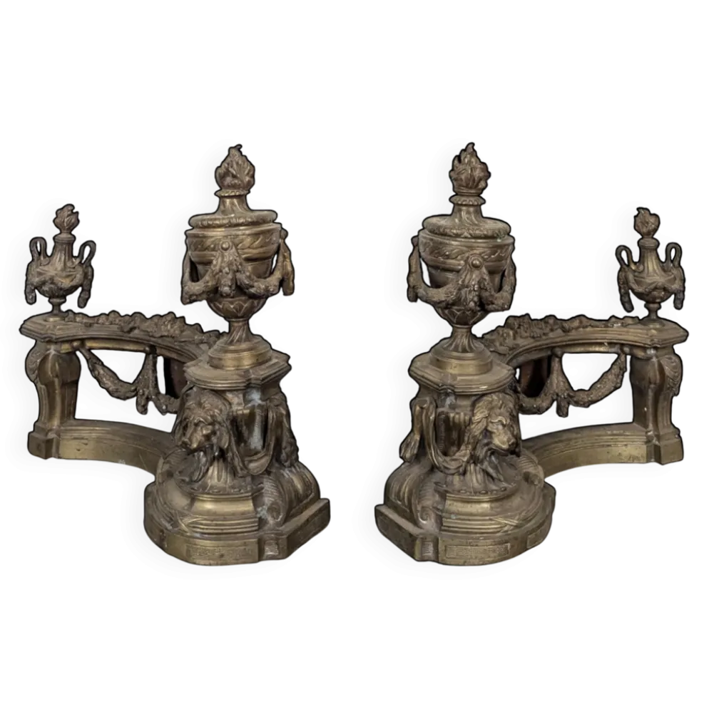 Paire de chenets Louis XVI en bronze aux pots à feu