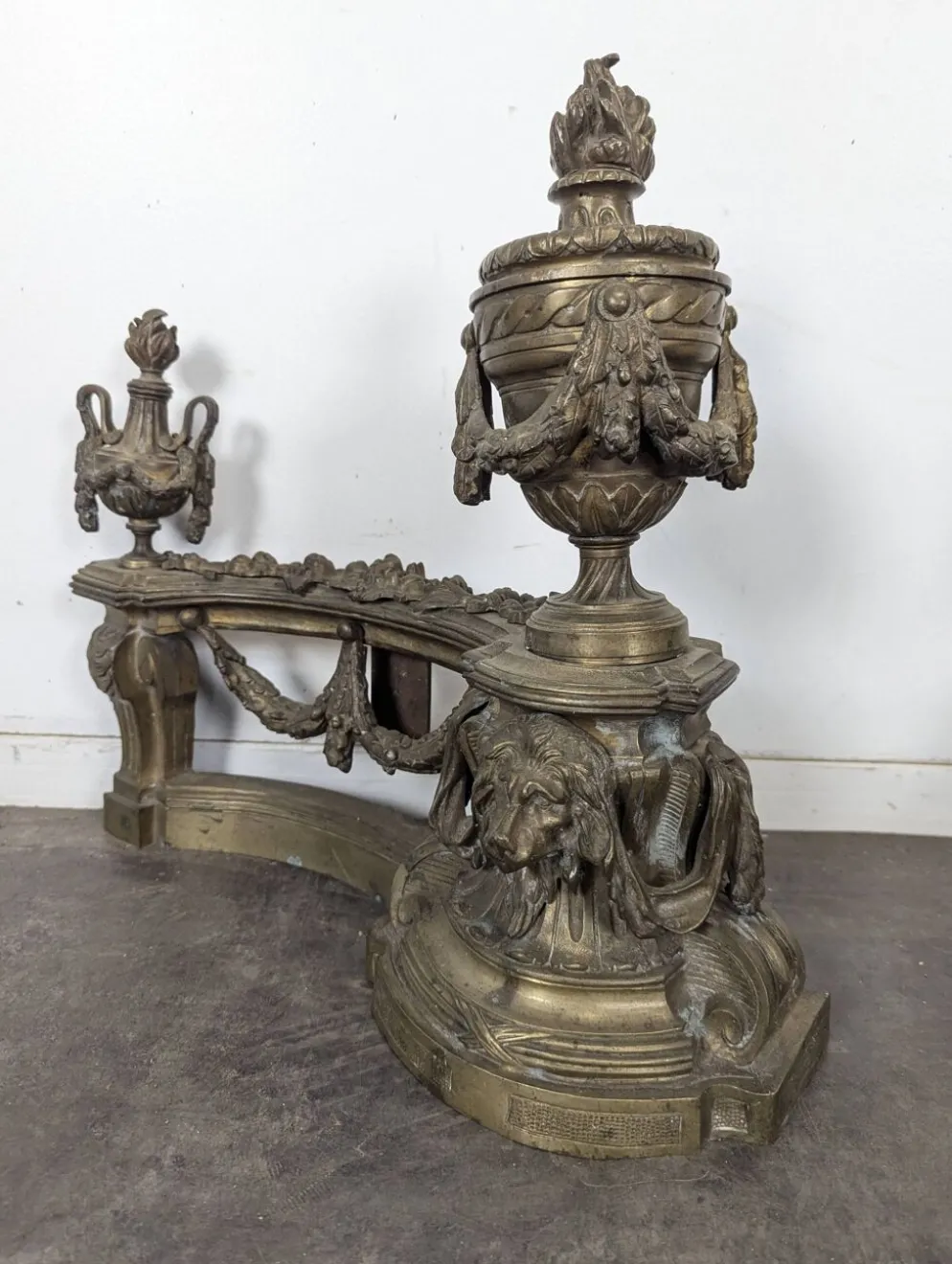 Paire de chenets Louis XVI en bronze aux pots à feu