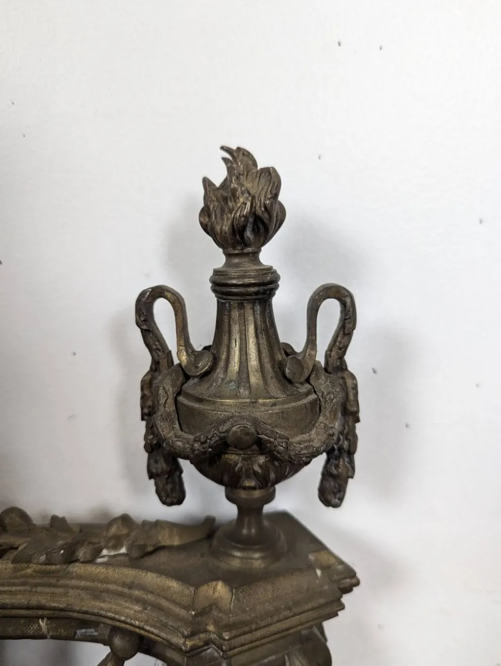 Paire de chenets Louis XVI en bronze aux pots à feu