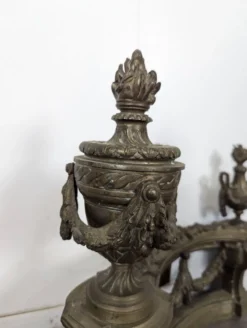Paire de chenets Louis XVI en bronze aux pots à feu