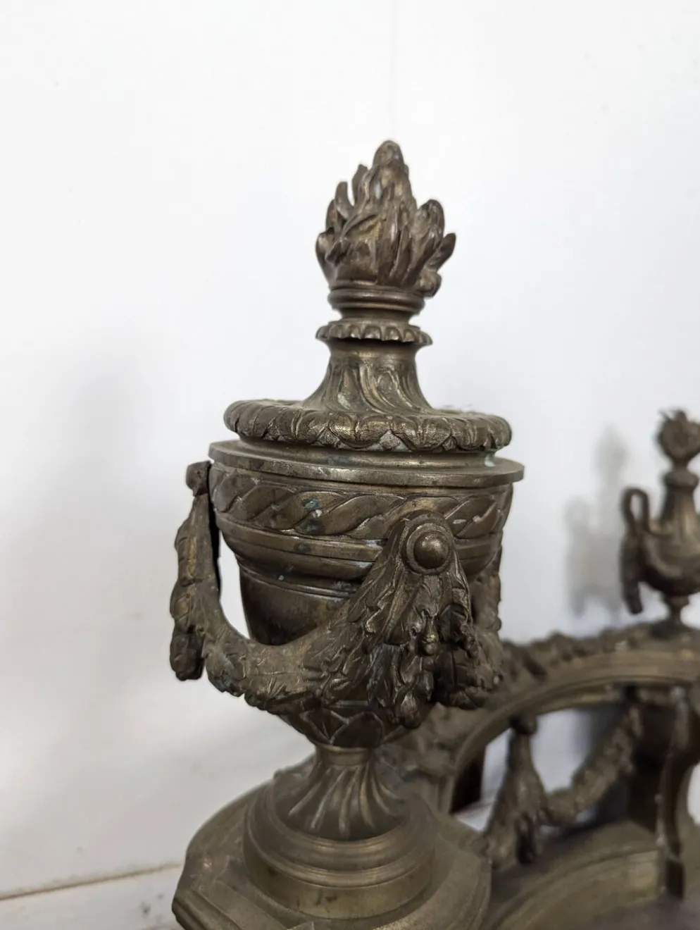 Paire de chenets Louis XVI en bronze aux pots à feu