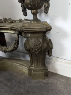 Paire de chenets Louis XVI en bronze aux pots à feu