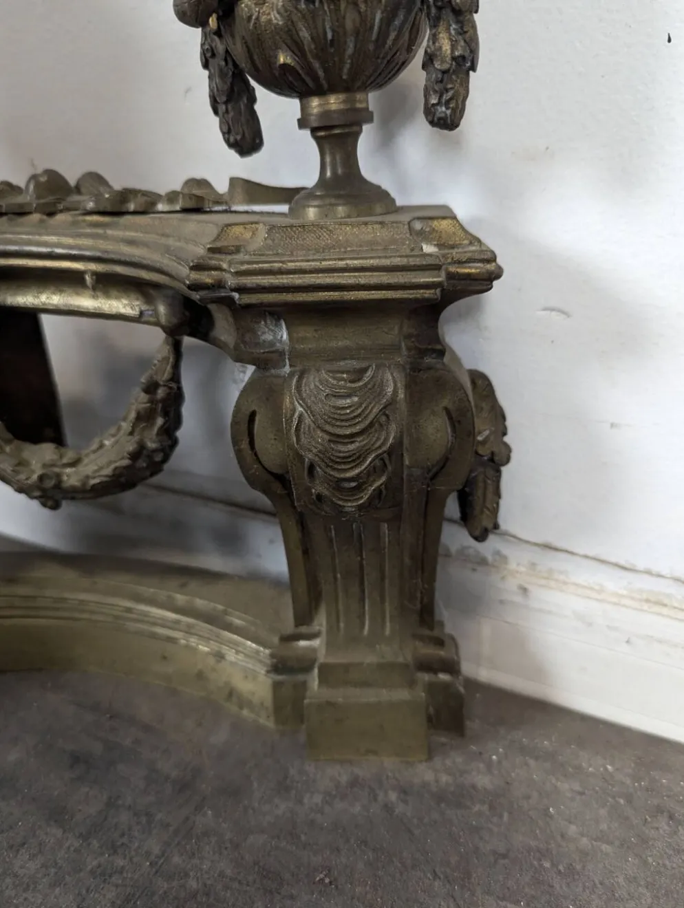 Paire de chenets Louis XVI en bronze aux pots à feu
