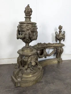 Paire de chenets Louis XVI en bronze aux pots à feu