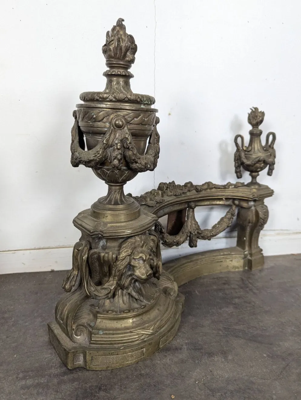 Paire de chenets Louis XVI en bronze aux pots à feu