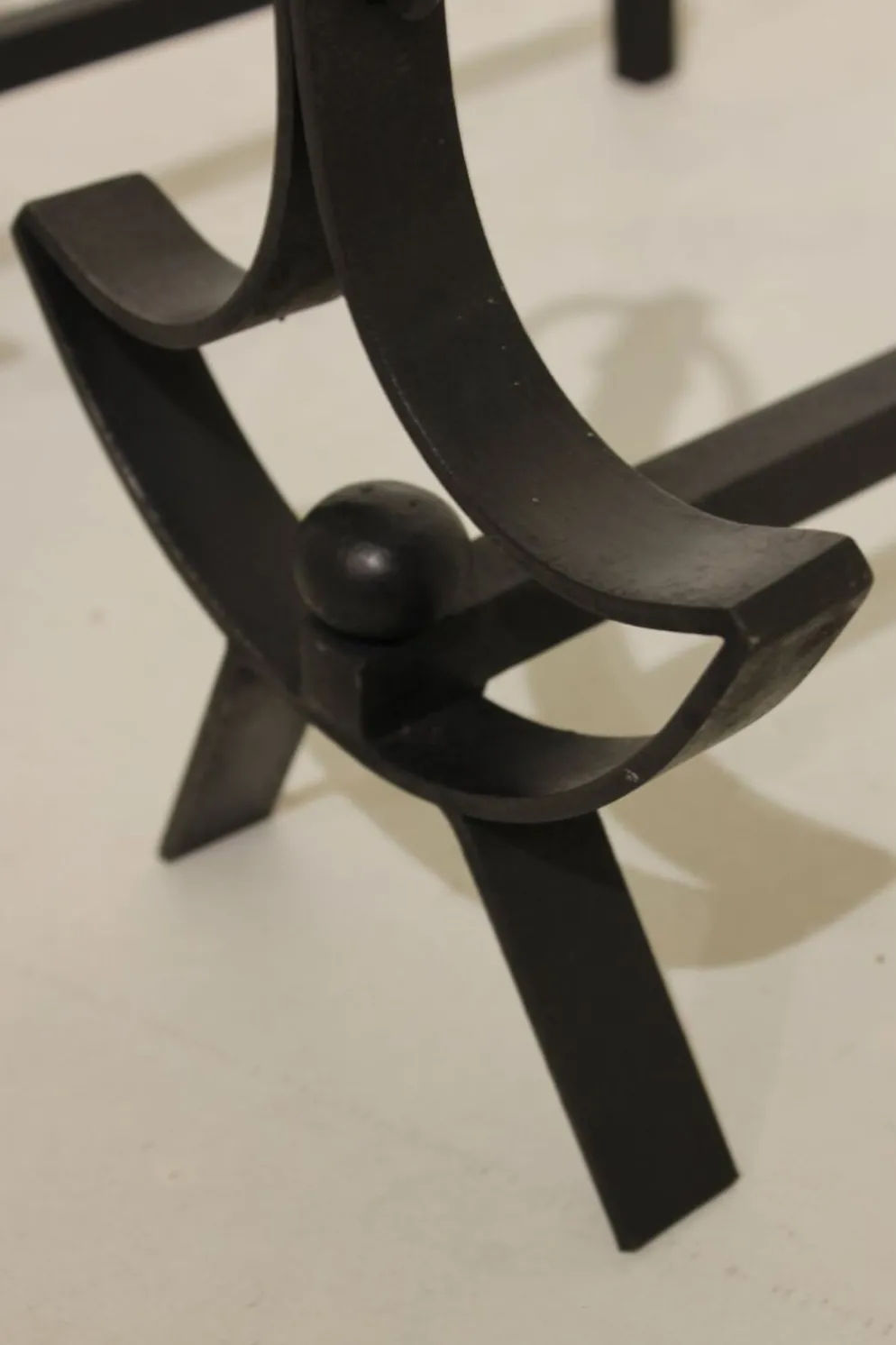 Paire de chenets moderniste en fer forgé